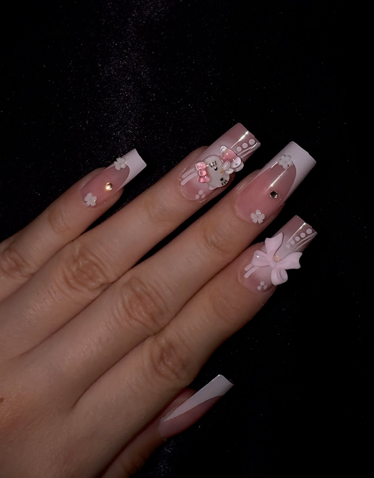 Short airbrushed hello kitty nails