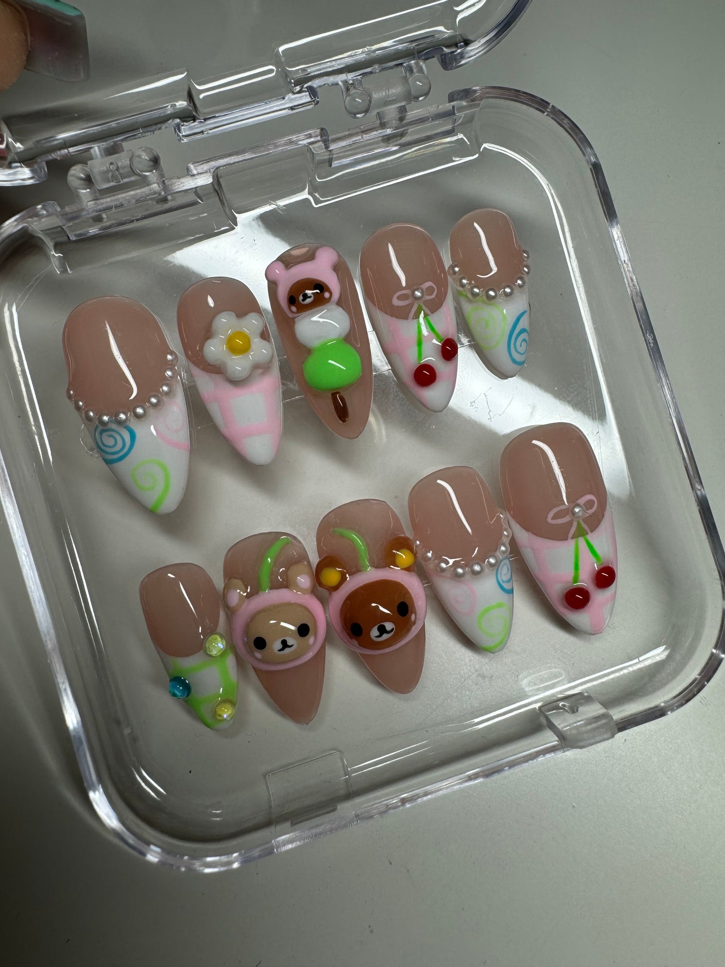 Cutesy almond nail set